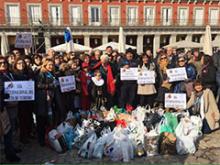 El grupo de la AEPT a su paso por la Plaza Mayor de Madrid