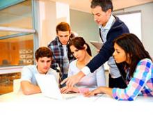 Grupo de estudiante observando informaciones de su profesor