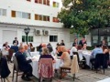 Panorámica de la cena celebrada en primavera 2017 al aire libre