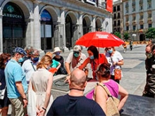 El grupo en la Plaza de Isabel II