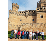 Grupo al pie del castillo de Manzanares el Real