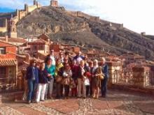 El grupo ante las murallas de Albarracín